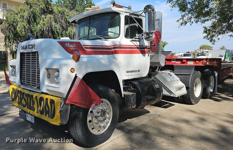 image for item DQ1187 1985 Mack R688ST  semi truck
