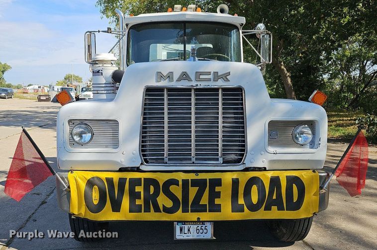 image for item DQ1187 1985 Mack R688ST  semi truck