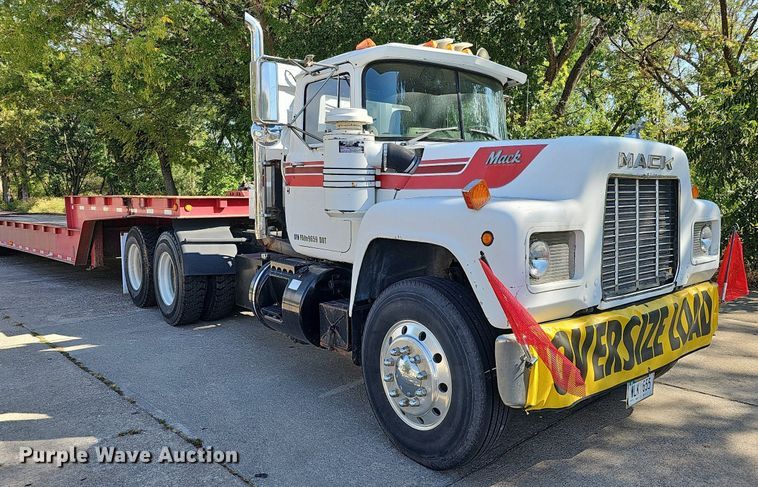 image for item DQ1187 1985 Mack R688ST  semi truck