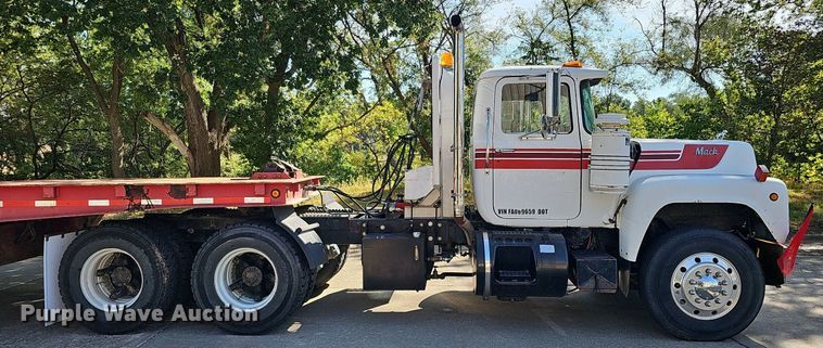 image for item DQ1187 1985 Mack R688ST  semi truck