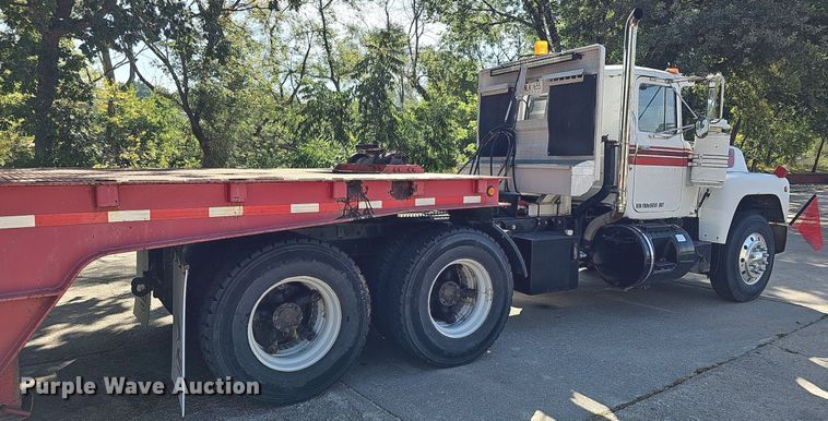 image for item DQ1187 1985 Mack R688ST  semi truck