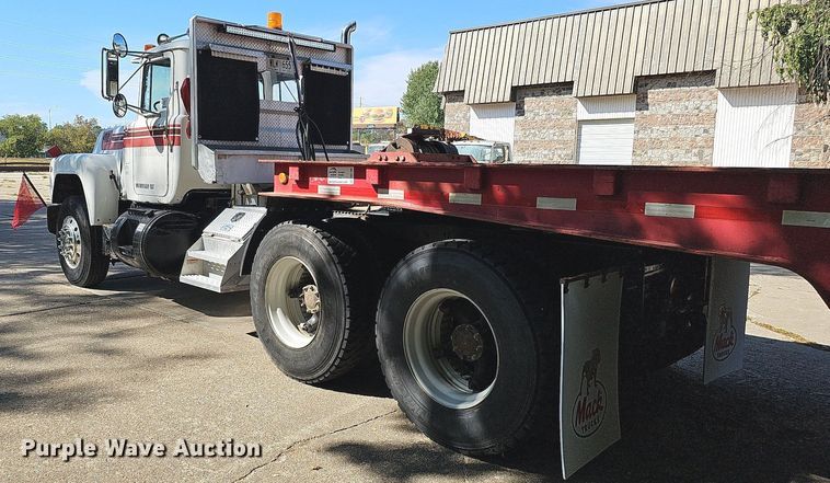 image for item DQ1187 1985 Mack R688ST  semi truck