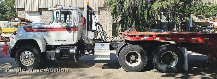 image for item DQ1187 1985 Mack R688ST  semi truck