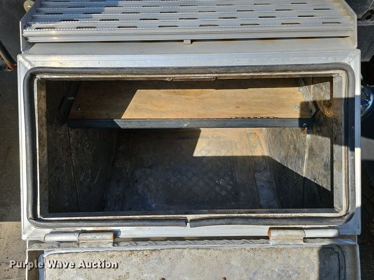 image for item DQ1187 1985 Mack R688ST  semi truck