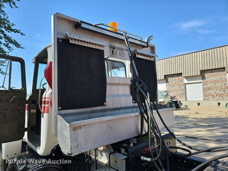 image for item DQ1187 1985 Mack R688ST  semi truck