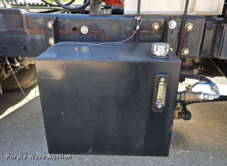 image for item DQ1187 1985 Mack R688ST  semi truck