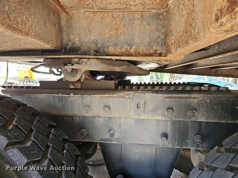 image for item DQ1187 1985 Mack R688ST  semi truck