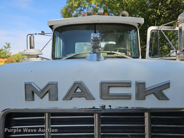 image for item DQ1187 1985 Mack R688ST  semi truck