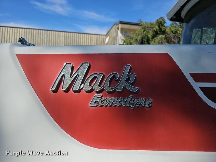 image for item DQ1187 1985 Mack R688ST  semi truck