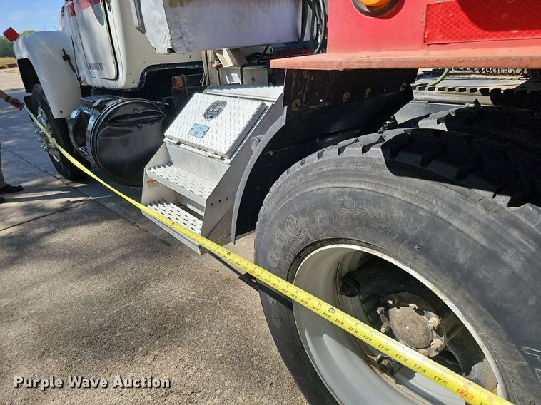 image for item DQ1187 1985 Mack R688ST  semi truck