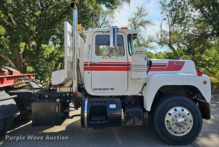 image for item DQ1187 1985 Mack R688ST  semi truck