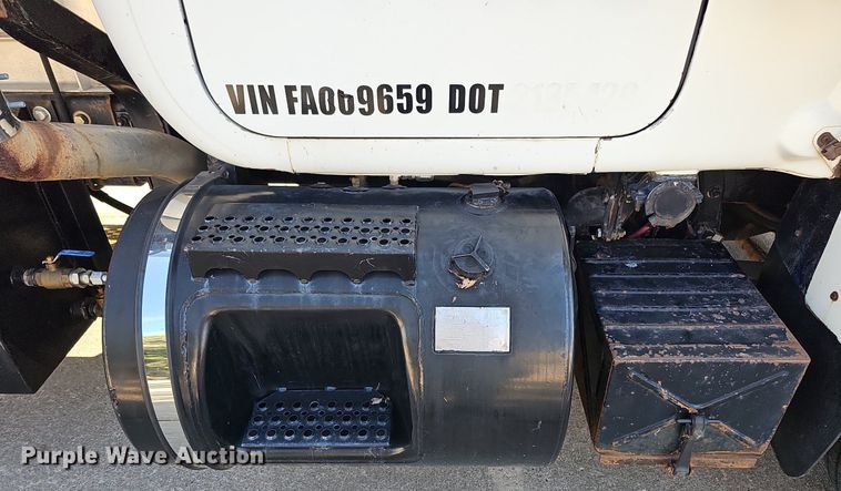 image for item DQ1187 1985 Mack R688ST  semi truck