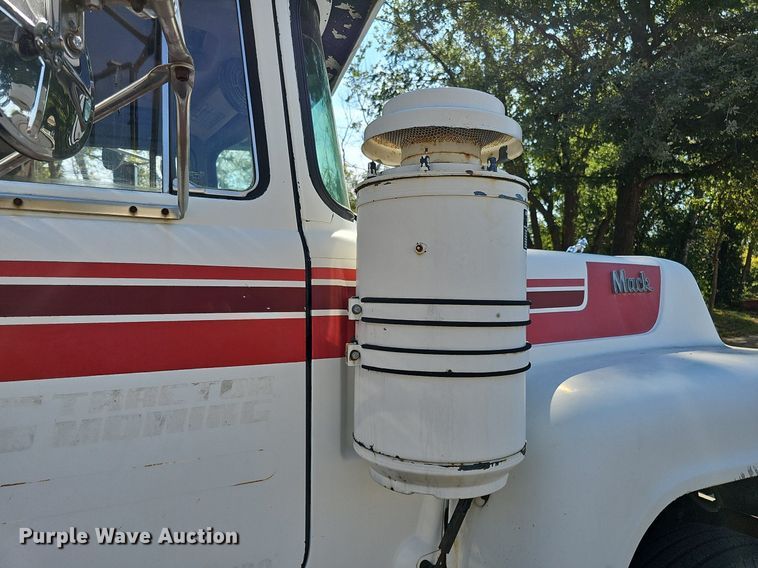 image for item DQ1187 1985 Mack R688ST  semi truck