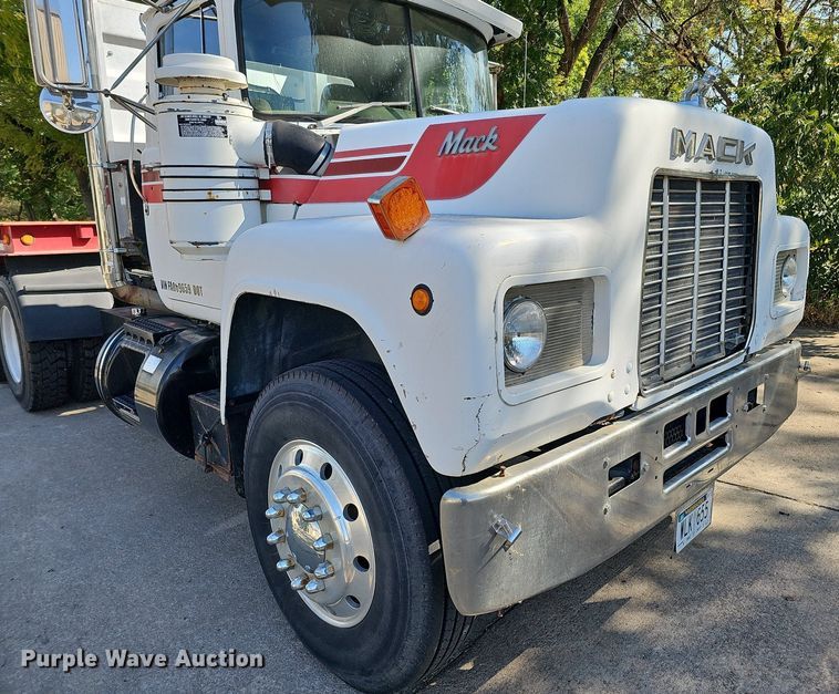 image for item DQ1187 1985 Mack R688ST  semi truck