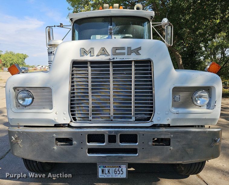 image for item DQ1187 1985 Mack R688ST  semi truck