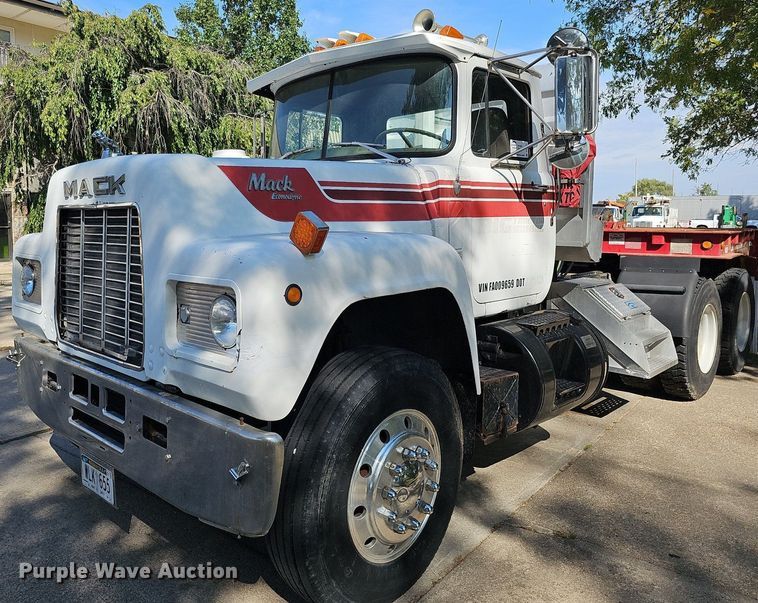 image for item DQ1187 1985 Mack R688ST  semi truck