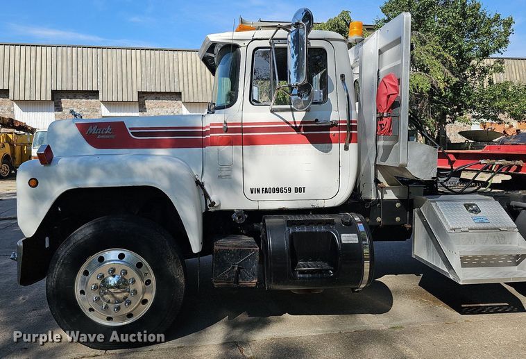 image for item DQ1187 1985 Mack R688ST  semi truck