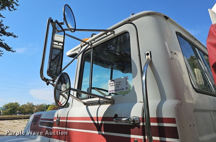 image for item DQ1187 1985 Mack R688ST  semi truck