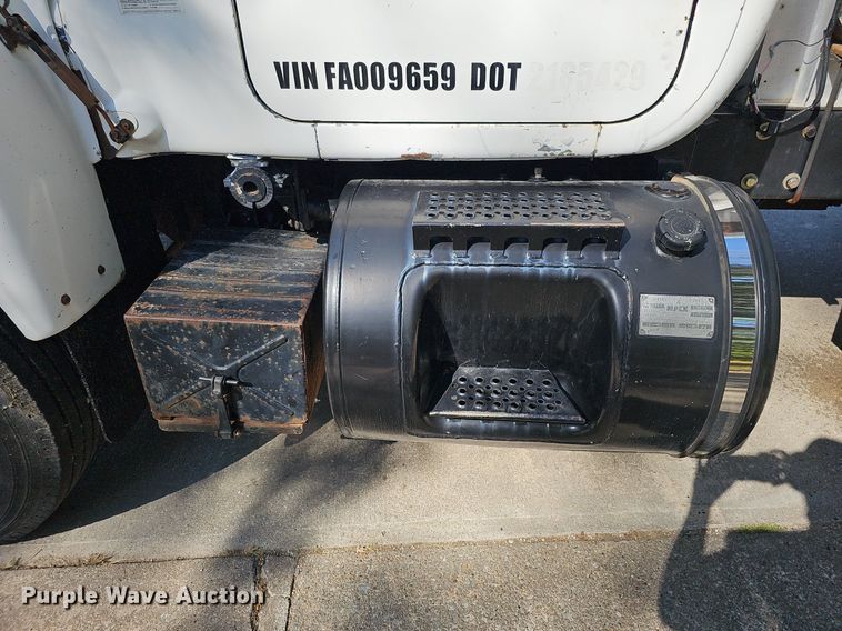 image for item DQ1187 1985 Mack R688ST  semi truck