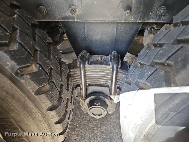 image for item DQ1187 1985 Mack R688ST  semi truck