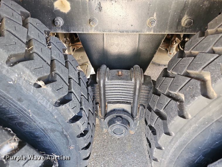 image for item DQ1187 1985 Mack R688ST  semi truck