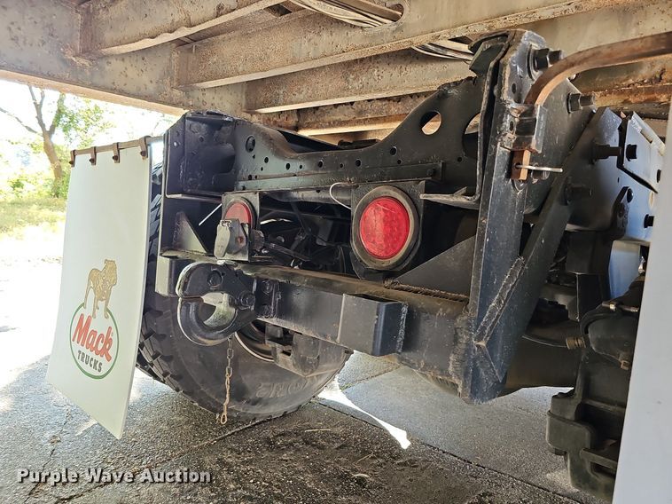 image for item DQ1187 1985 Mack R688ST  semi truck