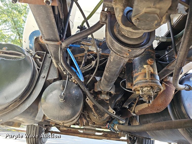 image for item DQ1187 1985 Mack R688ST  semi truck