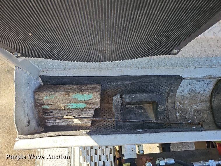 image for item DQ1187 1985 Mack R688ST  semi truck