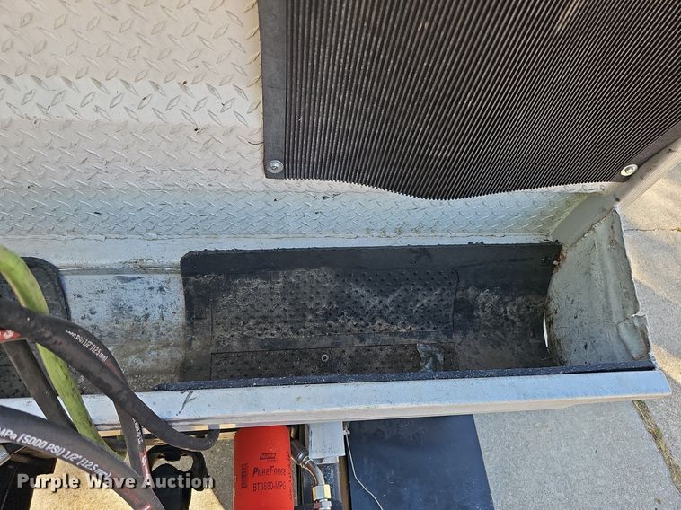 image for item DQ1187 1985 Mack R688ST  semi truck