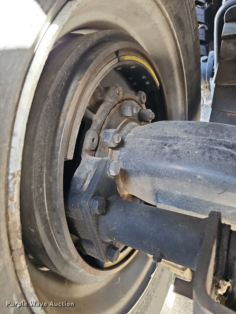 image for item DQ1187 1985 Mack R688ST  semi truck