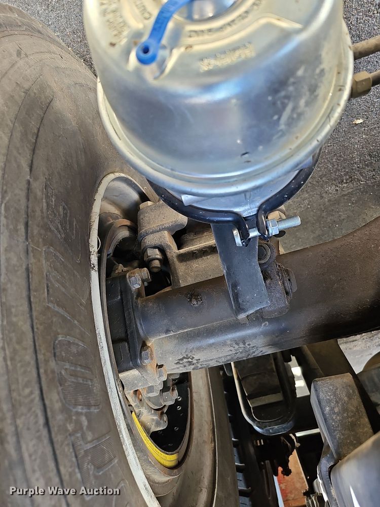 image for item DQ1187 1985 Mack R688ST  semi truck