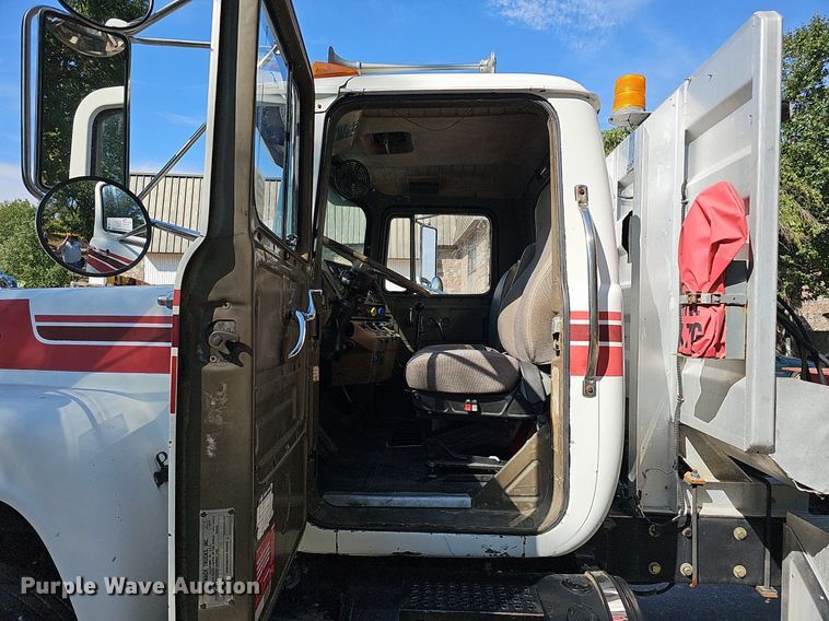 image for item DQ1187 1985 Mack R688ST  semi truck