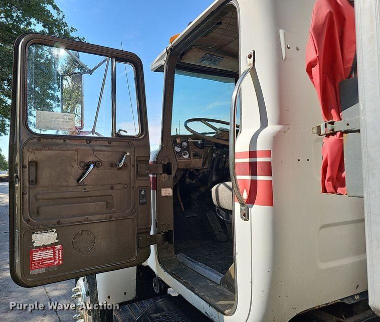 image for item DQ1187 1985 Mack R688ST  semi truck