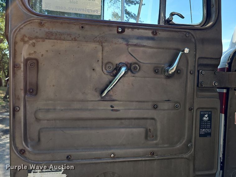 image for item DQ1187 1985 Mack R688ST  semi truck