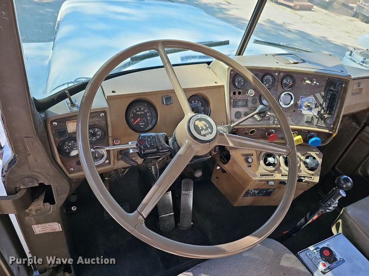 image for item DQ1187 1985 Mack R688ST  semi truck