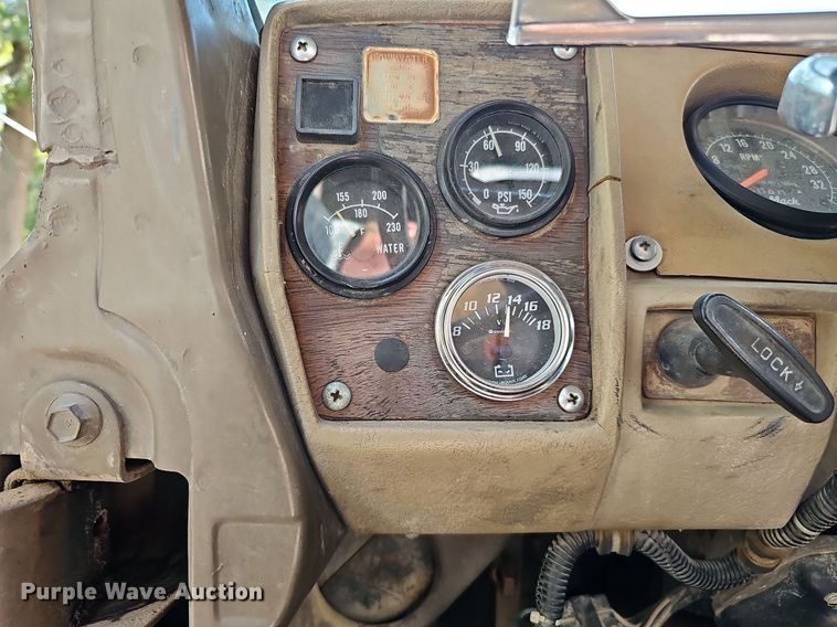 image for item DQ1187 1985 Mack R688ST  semi truck