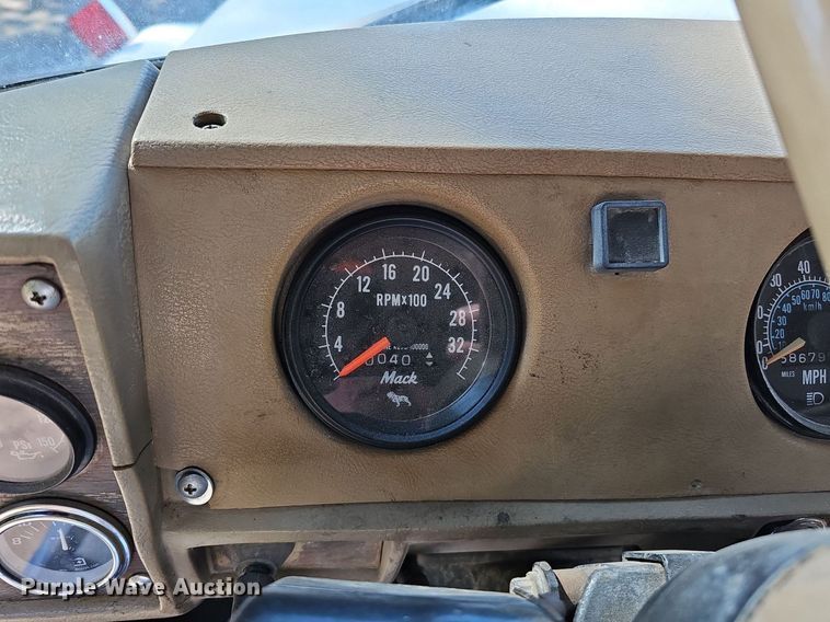 image for item DQ1187 1985 Mack R688ST  semi truck