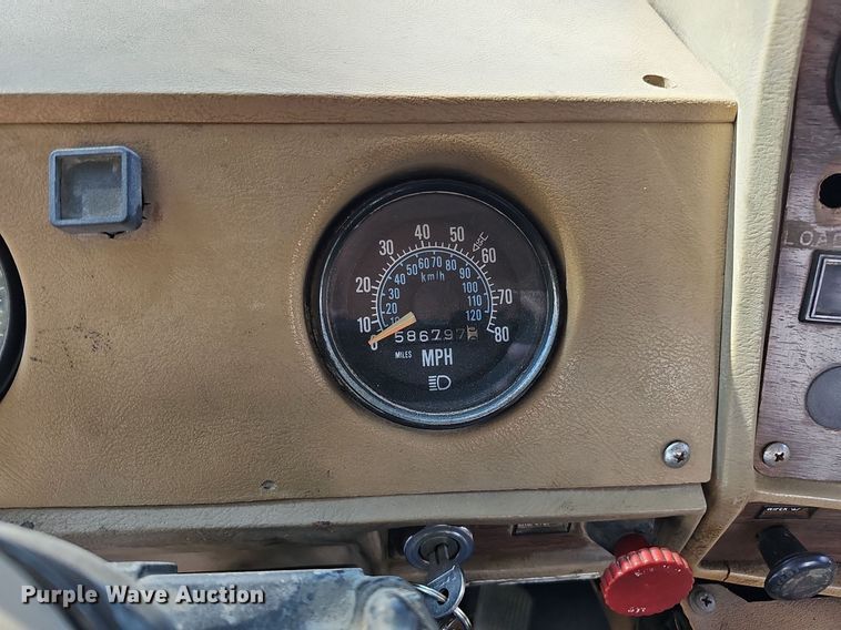 image for item DQ1187 1985 Mack R688ST  semi truck