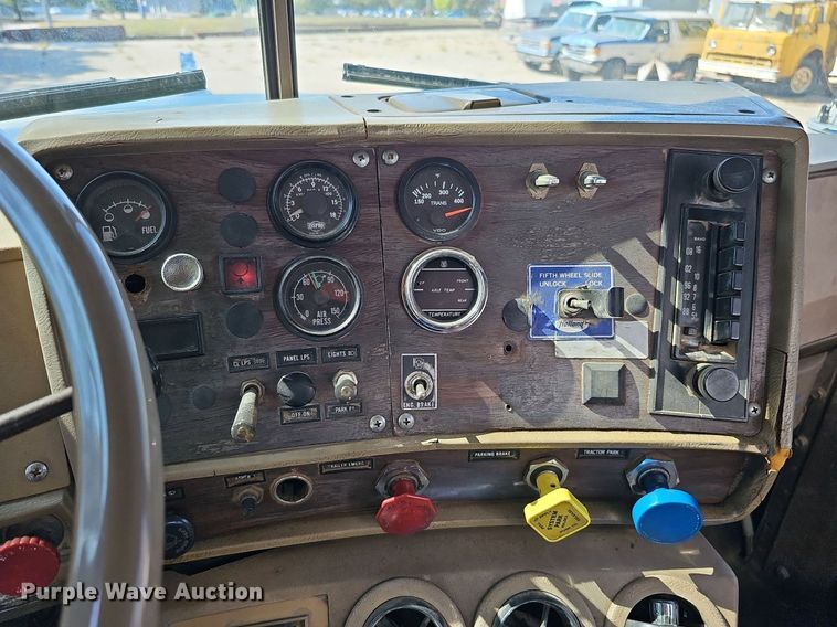 image for item DQ1187 1985 Mack R688ST  semi truck