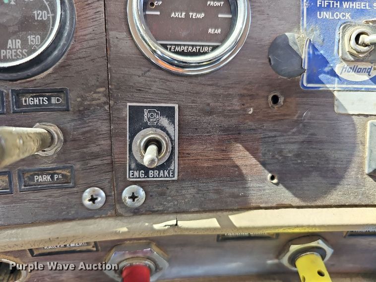 image for item DQ1187 1985 Mack R688ST  semi truck