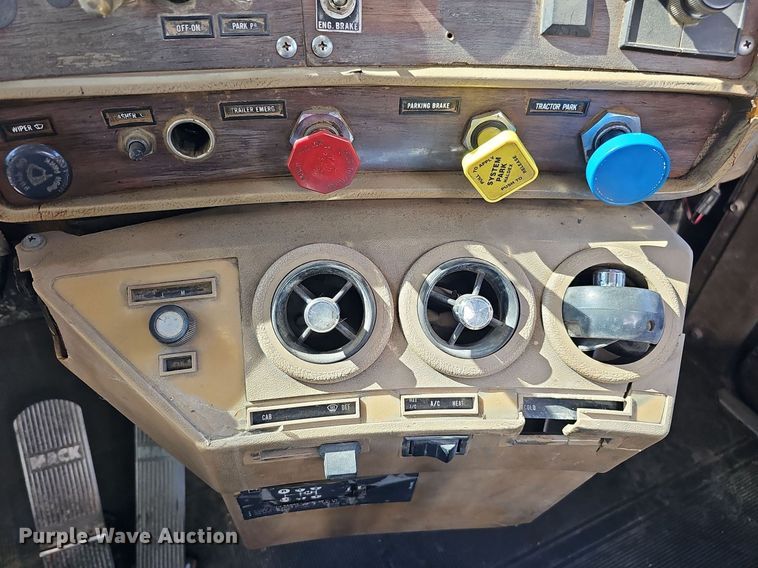 image for item DQ1187 1985 Mack R688ST  semi truck