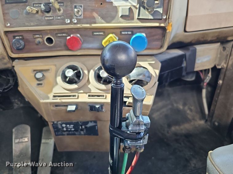 image for item DQ1187 1985 Mack R688ST  semi truck