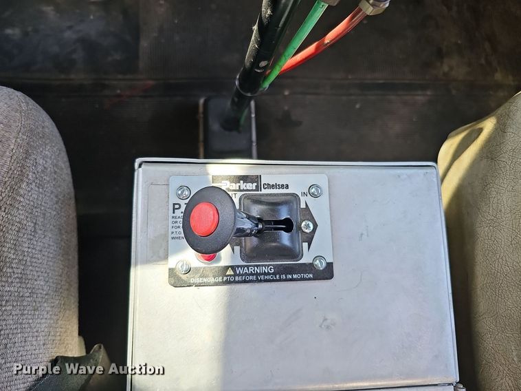 image for item DQ1187 1985 Mack R688ST  semi truck