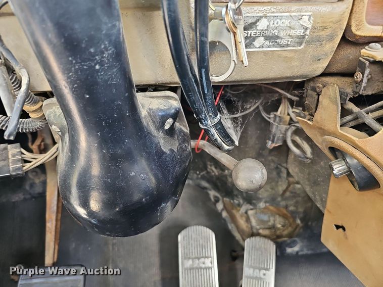 image for item DQ1187 1985 Mack R688ST  semi truck