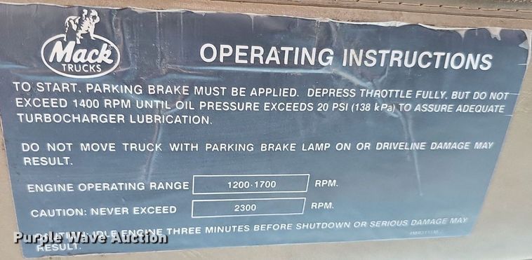 image for item DQ1187 1985 Mack R688ST  semi truck