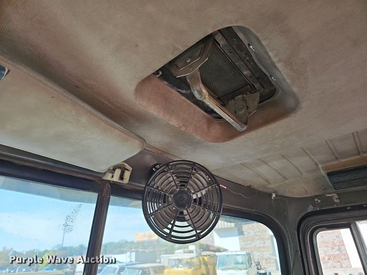 image for item DQ1187 1985 Mack R688ST  semi truck