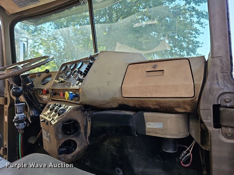 image for item DQ1187 1985 Mack R688ST  semi truck