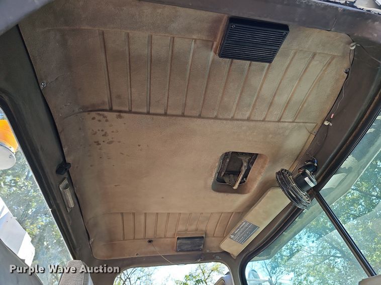 image for item DQ1187 1985 Mack R688ST  semi truck