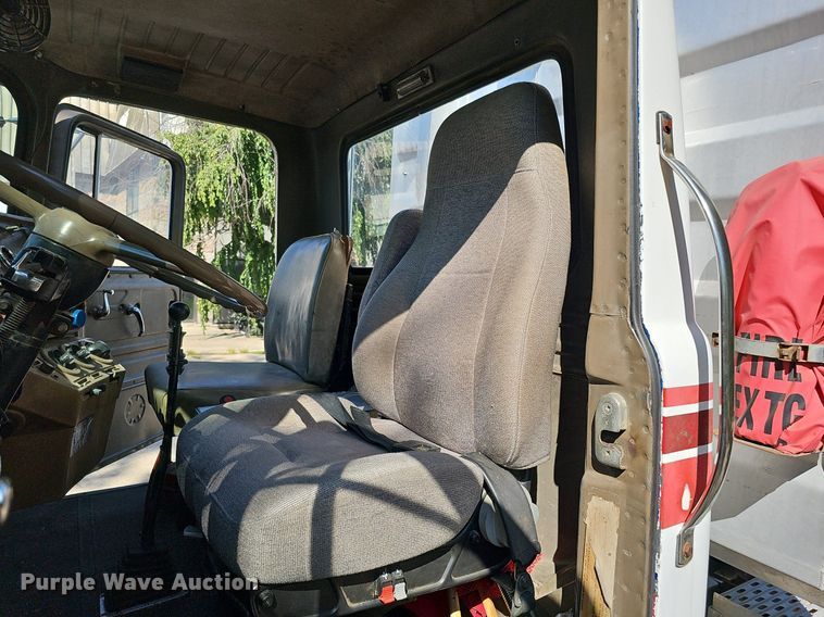 image for item DQ1187 1985 Mack R688ST  semi truck