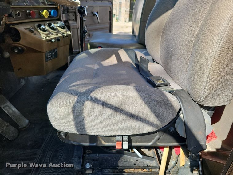 image for item DQ1187 1985 Mack R688ST  semi truck